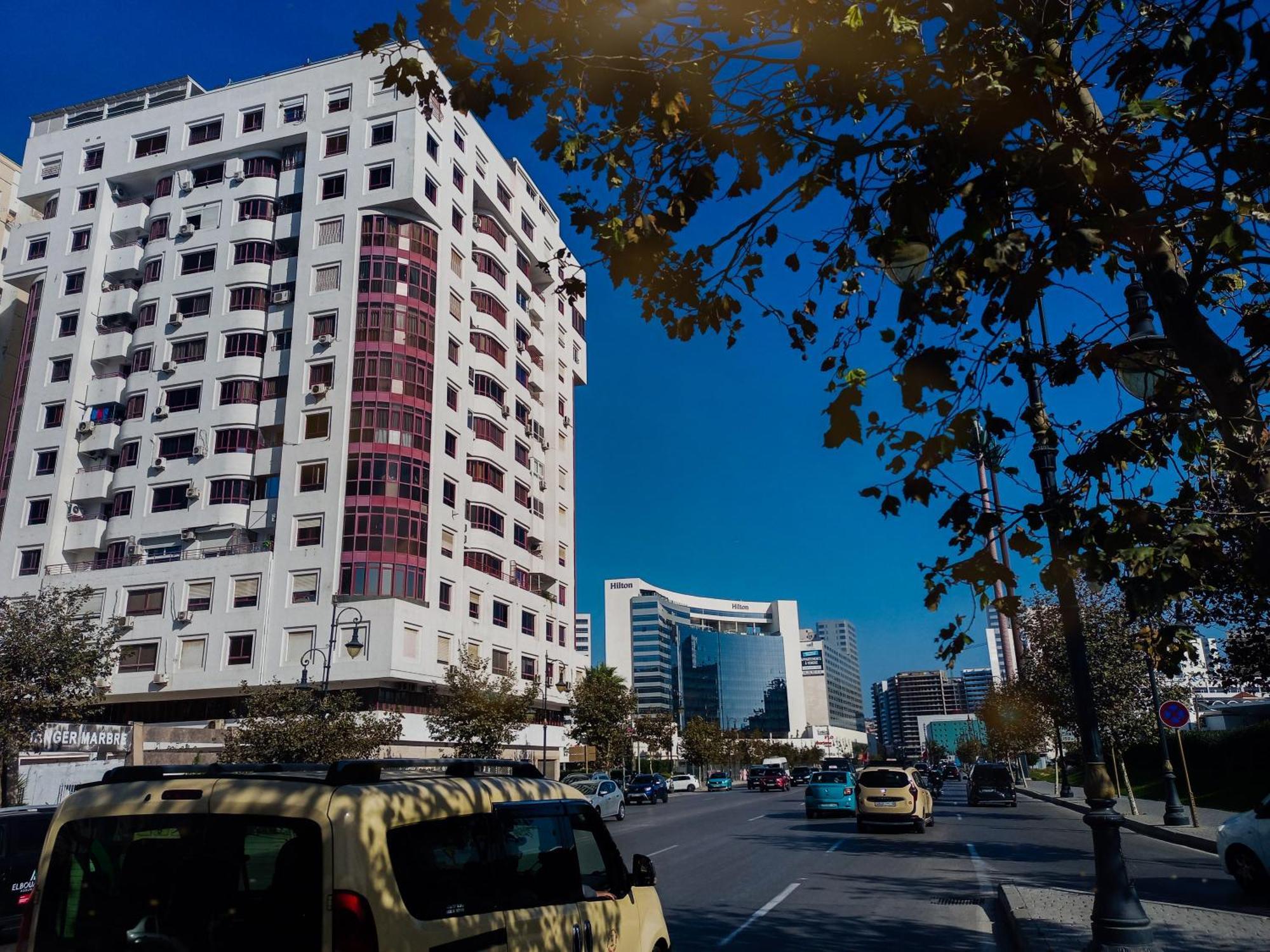 Amazing Appartement " Avec Climatisation " Au Centre Ville En Face Hilton & Gare Train De Tgv De Tanger 2N Buitenkant foto