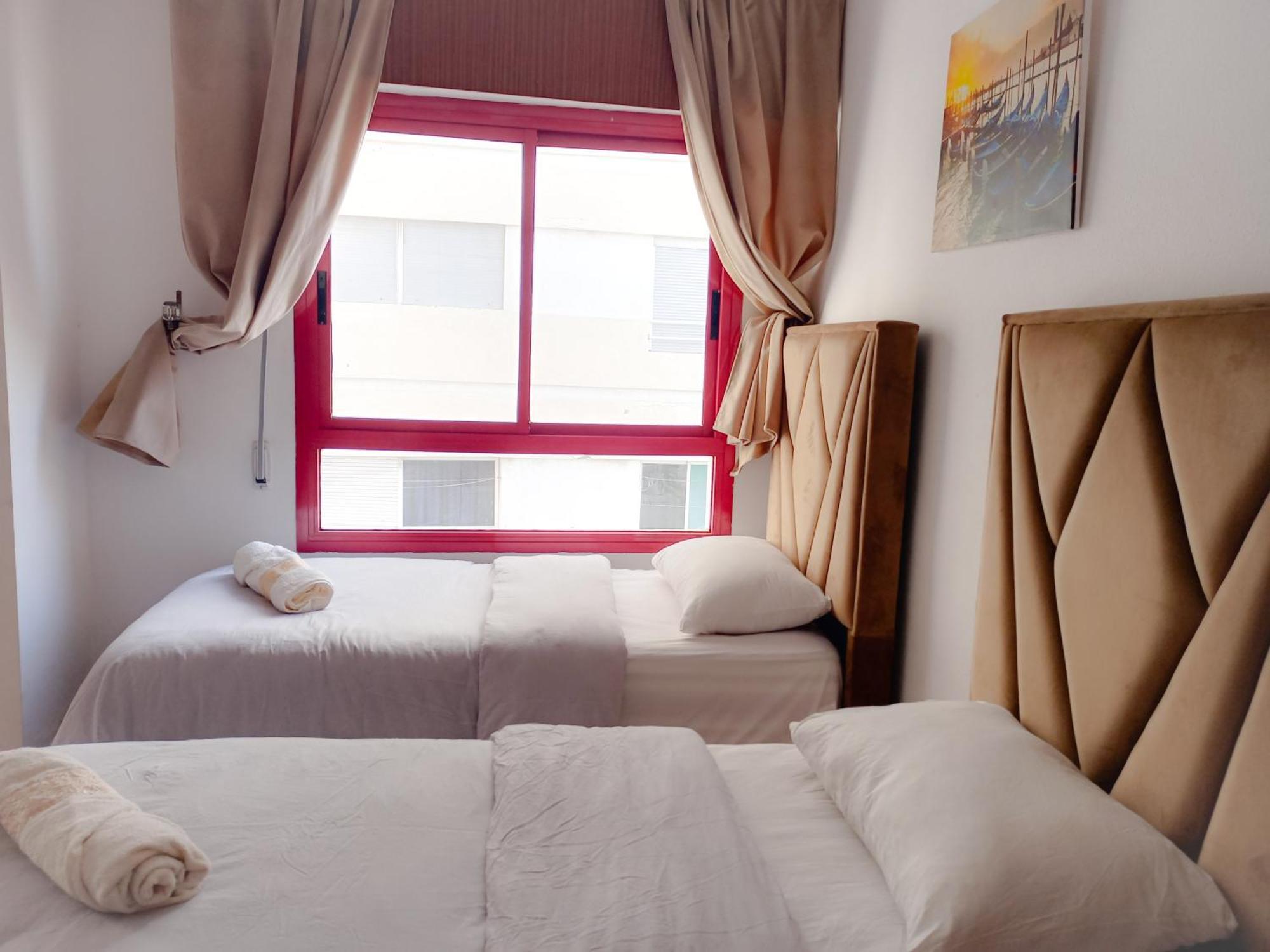 Amazing Appartement " Avec Climatisation " Au Centre Ville En Face Hilton & Gare Train De Tgv De Tanger 2N Buitenkant foto