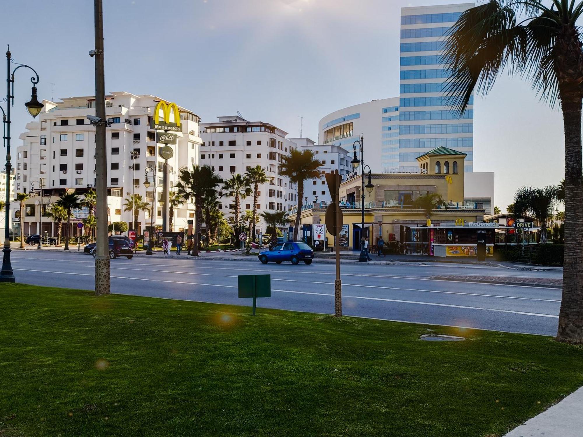 Amazing Appartement " Avec Climatisation " Au Centre Ville En Face Hilton & Gare Train De Tgv De Tanger 2N Buitenkant foto