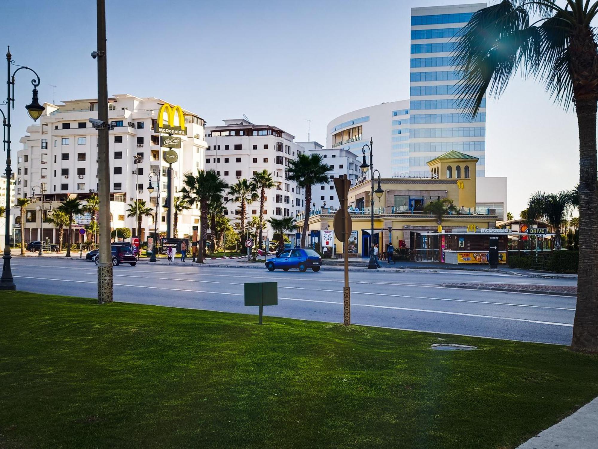 Amazing Appartement " Avec Climatisation " Au Centre Ville En Face Hilton & Gare Train De Tgv De Tanger 2N Buitenkant foto