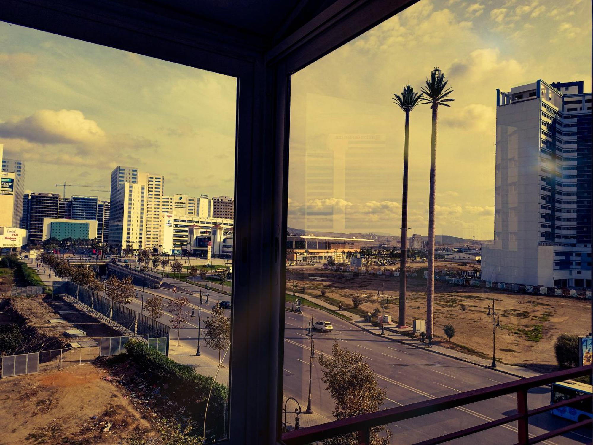 Amazing Appartement " Avec Climatisation " Au Centre Ville En Face Hilton & Gare Train De Tgv De Tanger 2N Buitenkant foto