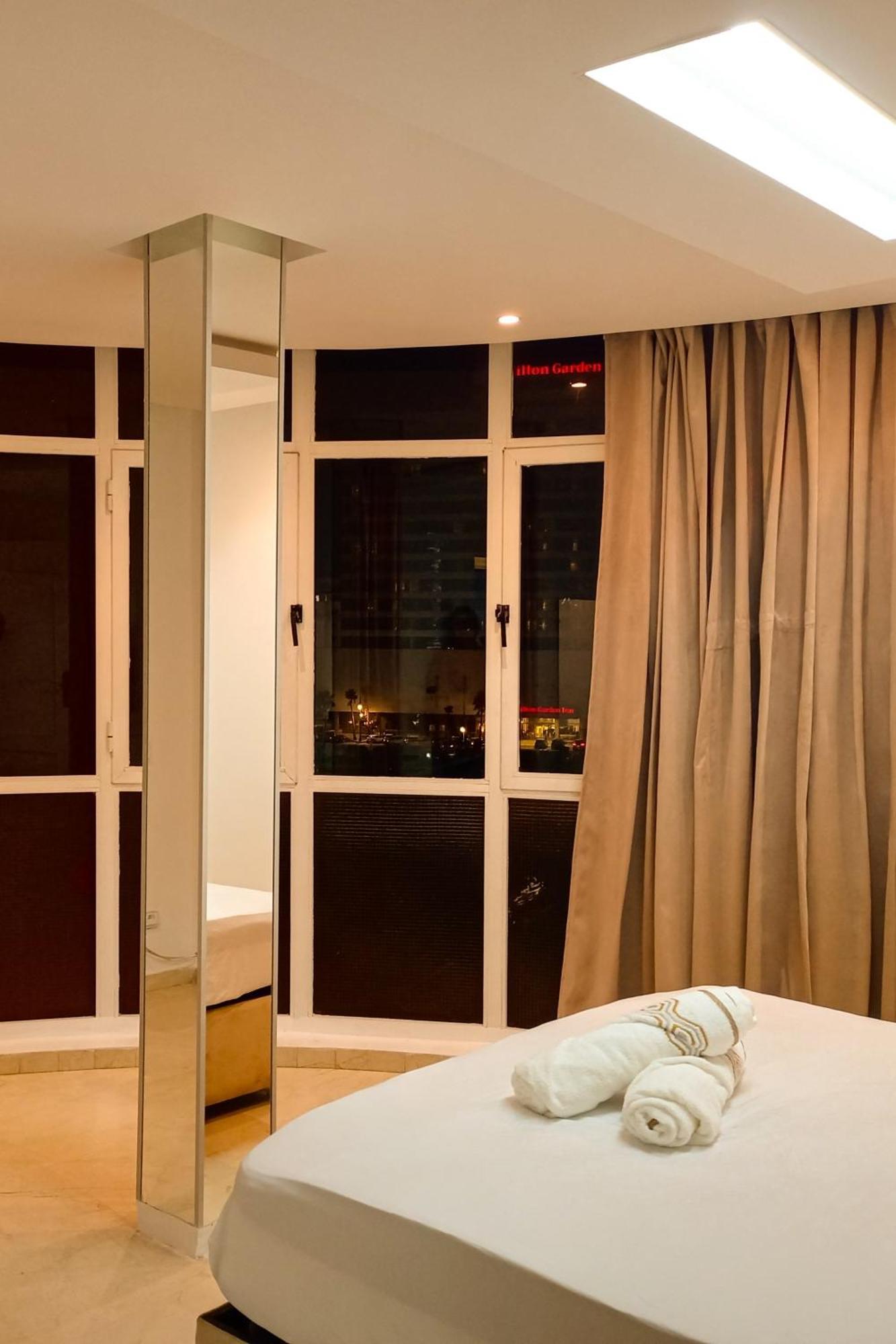 Amazing Appartement " Avec Climatisation " Au Centre Ville En Face Hilton & Gare Train De Tgv De Tanger 2N Buitenkant foto