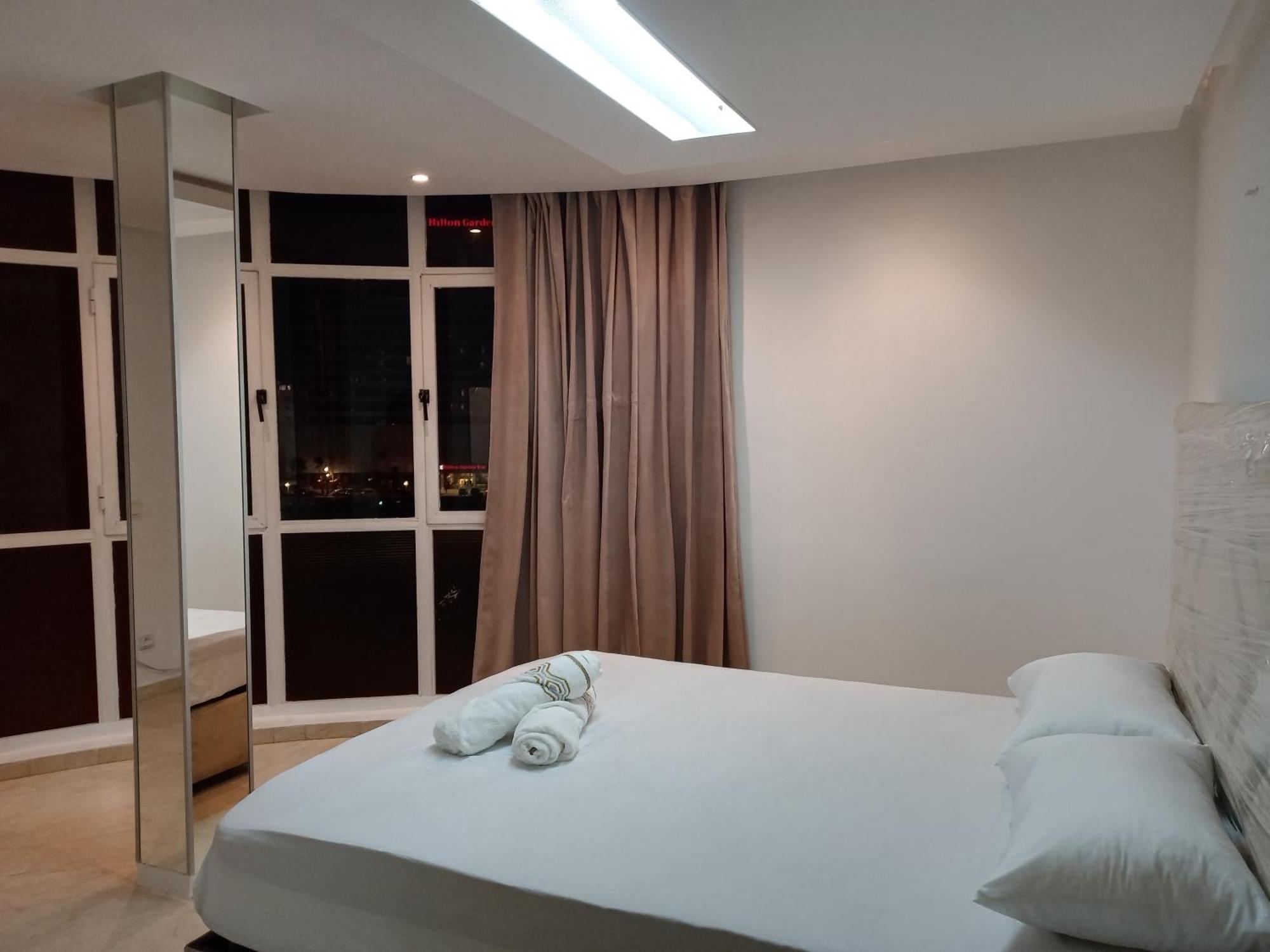 Amazing Appartement " Avec Climatisation " Au Centre Ville En Face Hilton & Gare Train De Tgv De Tanger 2N Buitenkant foto