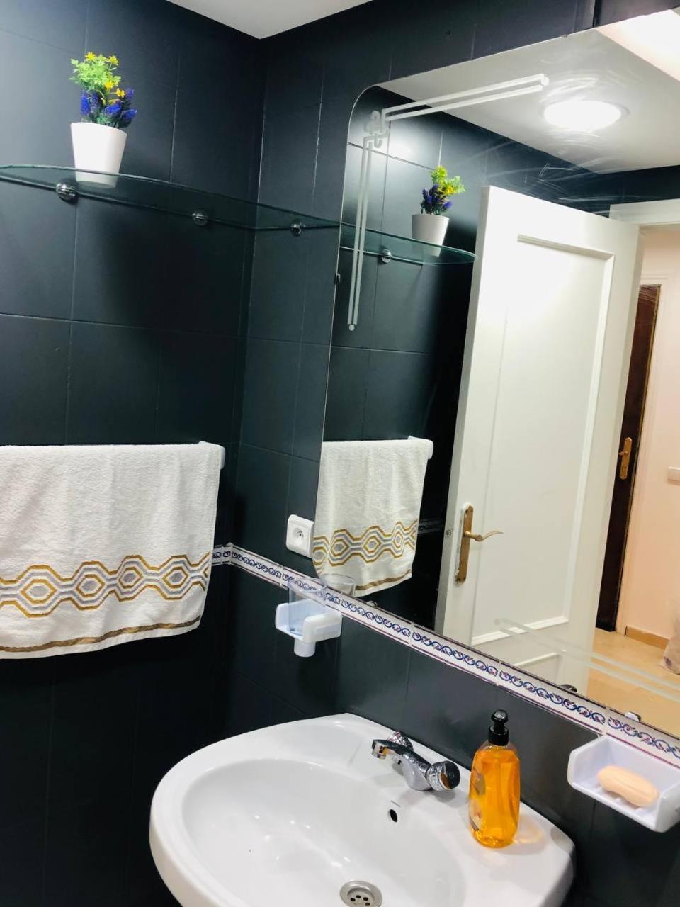 Amazing Appartement " Avec Climatisation " Au Centre Ville En Face Hilton & Gare Train De Tgv De Tanger 2N Buitenkant foto